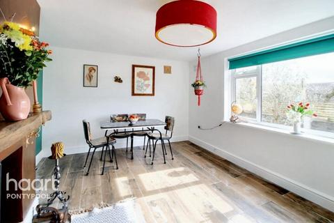 2 bed property, in Hillside Avenue, £120,000
