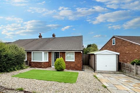 2 bed property, in Wood Grove, £260,000
