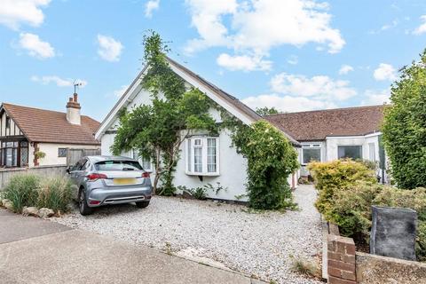 4 bed property, in Pier Avenue, £675,000