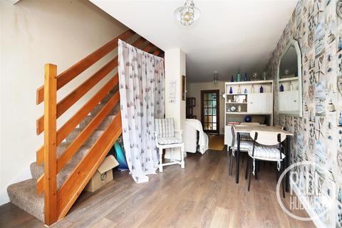 2 bed property, in Morton Road, £160,000