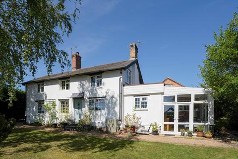 4 bed property, in Chadshunt, £750,000