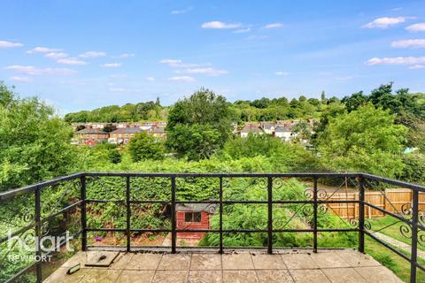 2 bed property, in East Grove Road, £200,000