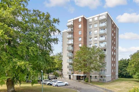 2 bed property, in Basinghall Gardens, £245,000