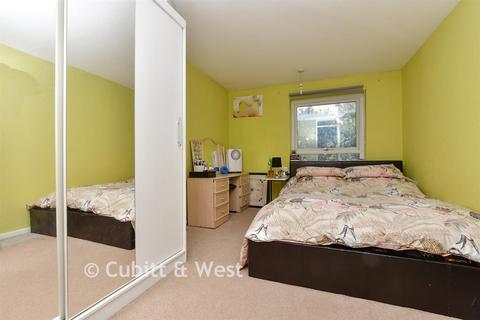 2 bed property, in Basinghall Gardens, £245,000