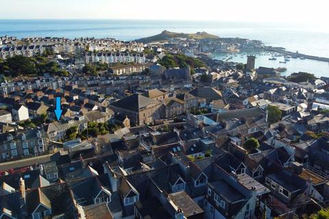 5 bed property, in North Terrace, £375,000