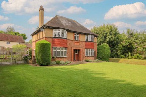 4 bed property, in High Road, £899,995