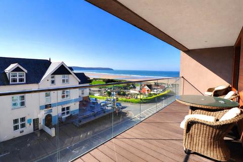 3 bed property, in Beach Road, £725,000