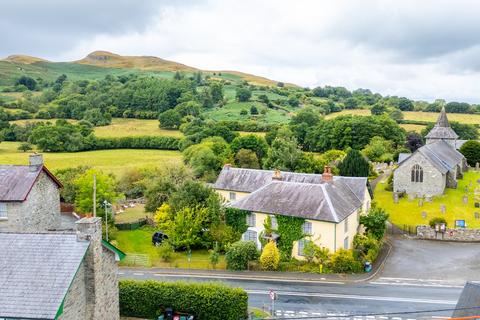8 bed property, in Llandegley, £650,000