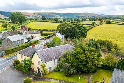8 bed property, in Llandegley, £600,000