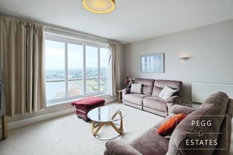 2 bed property, in Astor House, £240,000