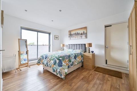 3 bed property, in York Way, £750,000