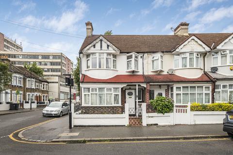 3 bed property, in Stuart Road, £430,000