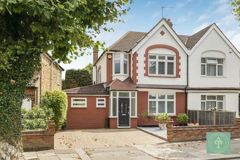 3 bed property, in Wellington Road, £800,000