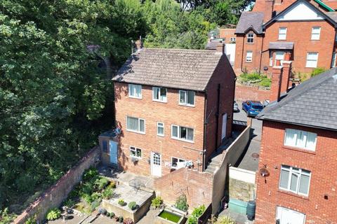 3 bed property, in 5A South End Gardens, £275,000