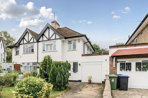 3 bed property, in Retreat Close, £670,000