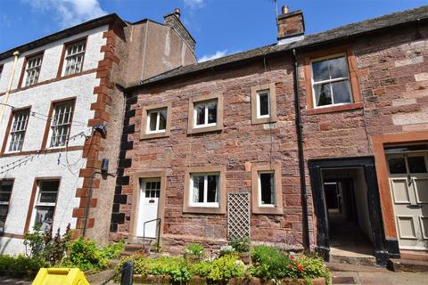 3 bed property, in Boroughgate, £250,000