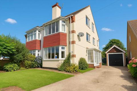 5 bed property, in Greenway, £475,000
