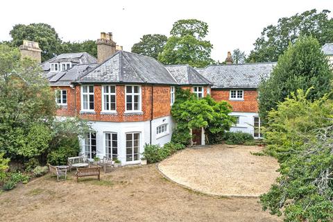 4 bed property, in Lyndhurst Road, £895,000