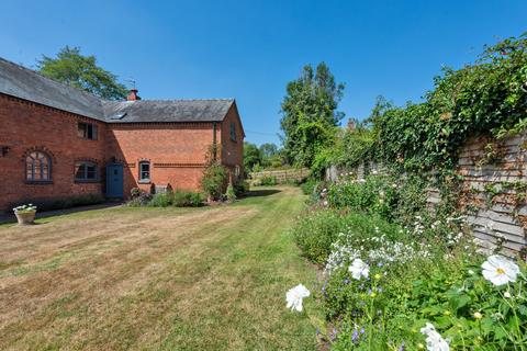4 bed property, in Martley, £725,000