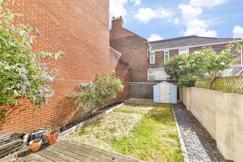 2 bed property, in Waverley Road, £165,000