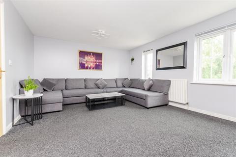 4 bed property, in Parrock Avenue, £400,000