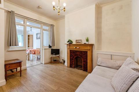 3 bed property, in Long Lane, £650,000