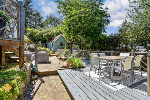 4 bed property, in The Avenue, £850,000