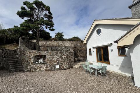 3 bed property, in Beach Road, £379,000
