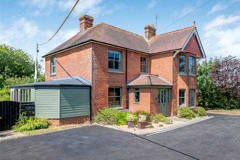 4 bed property, in Bury Gate, £825,000