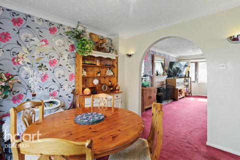 4 bed property, in Cromwell Close, £300,000