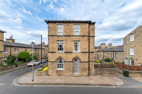 4 bed property, in Caroline Street, £380,000
