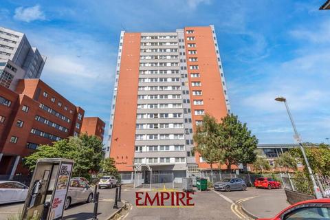 2 bed property, in Murrell Close, £90,000