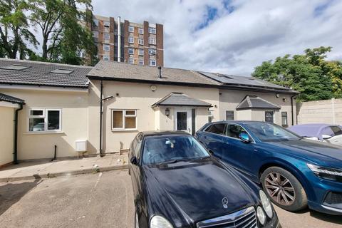 1 bed property, in Cranbrook Road, £375,000