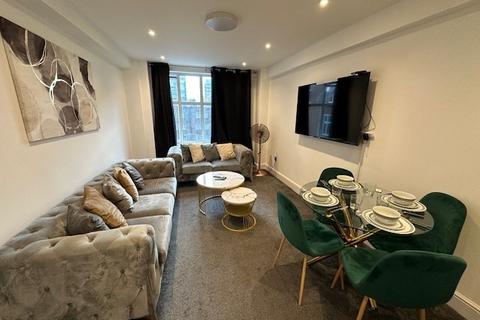 2 bed property, in Park West, £474,000