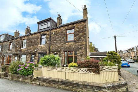 2 bed property, in Poplar Grove, £170,000