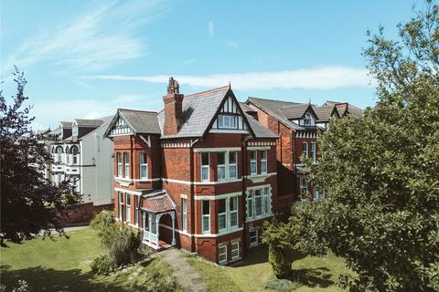 5 bed property, in Albany Road, £350,000
