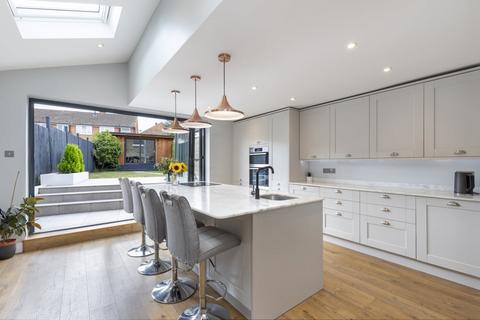 3 bed property, in Fairfield Road, £470,000