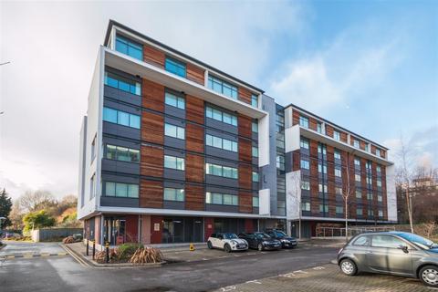 2 bed property, in Lexington Court, £145,000