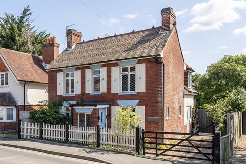 3 bed property, in Newtown Road, £595,000