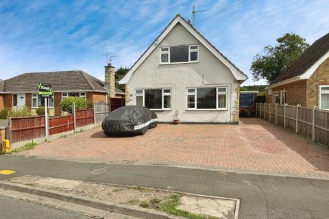 2 bed property, in Hollywell Road, £180,000