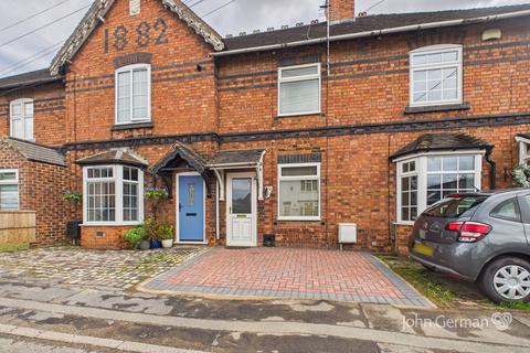 2 bed property, in Main Street, £170,000