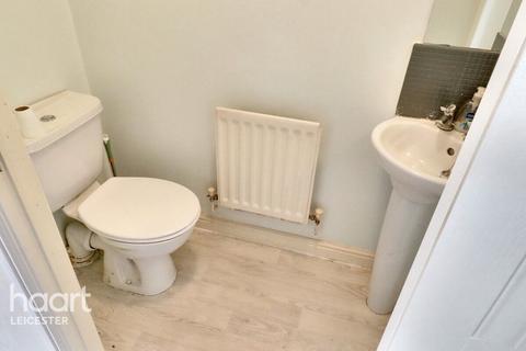2 bed property, in Carrington Road, £180,000