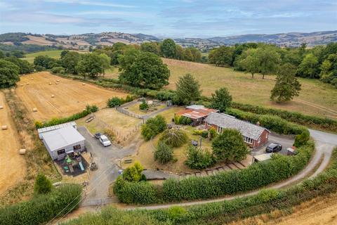 3 bed property, in Dolwerdd, £400,000