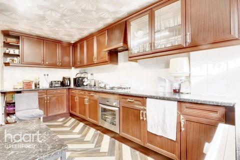 3 bed property, in Western Road, £475,000