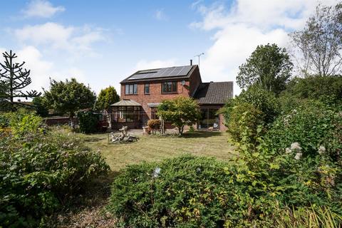 4 bed property, in Pendean Close, £385,000