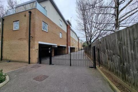 1 bed property, in Chamberlain Close, £240,000