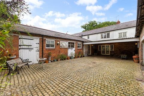 5 bed property, in Aldford Road, £795,000
