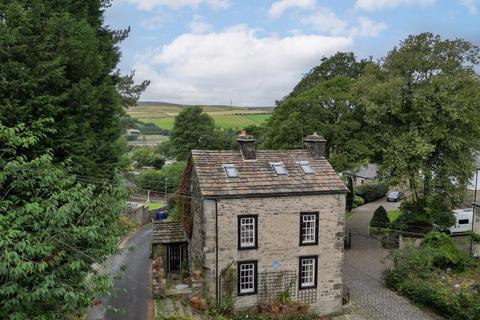 4 bed property, in Whitworth Square, £400,000