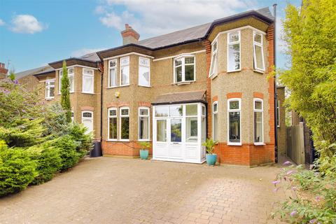 8 bed property, in Fords Grove, £990,000