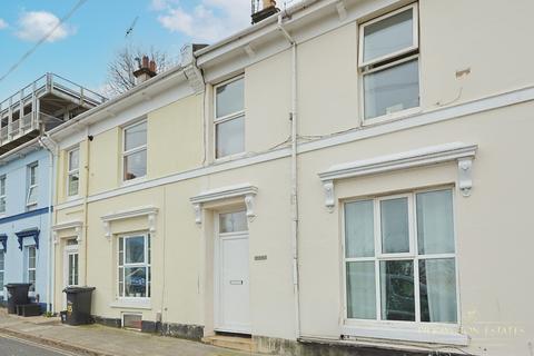 9 bed property, in Warren Road, £250,000